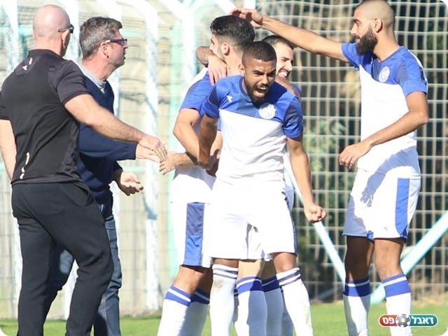 שחקני אתא חוגגים ניצחון על טבריה (עודד חסין)